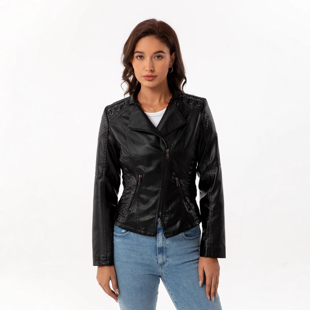Damen nan taillierte Kunstleder-Bikerjacke mit gesteppter Schulterpartie, asymmetrischem Reißverschluss und Zierösen Echo Archiv