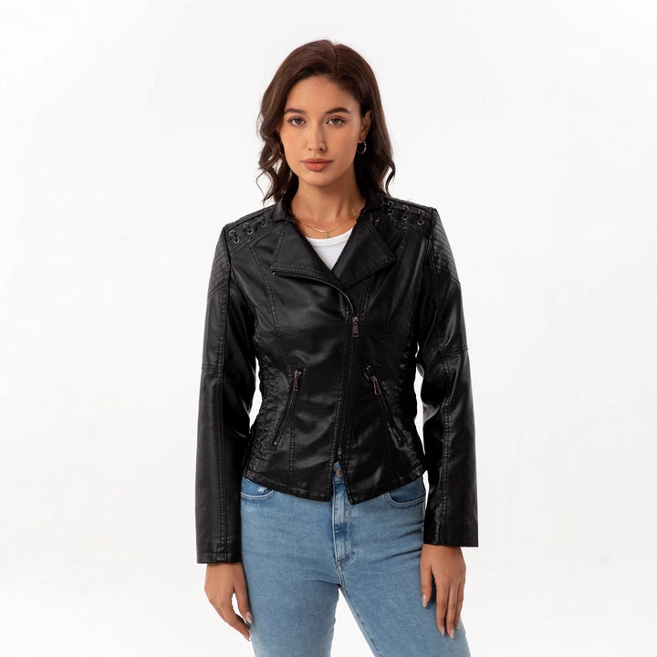 Damen nan taillierte Kunstleder-Bikerjacke mit gesteppter Schulterpartie, asymmetrischem Reißverschluss und Zierösen Echo Archiv
