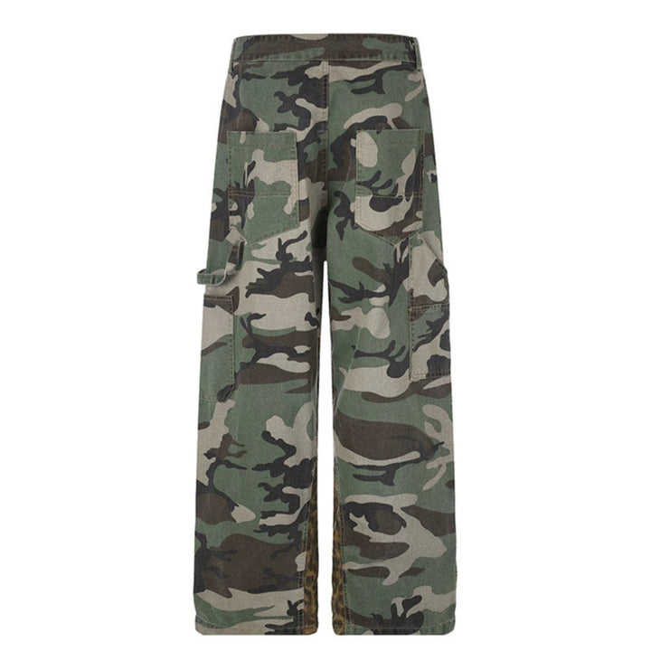 Damen weite Cargo-Hose mit Camouflage-Print und Leo-Kontrastbahnen Echoarchiv