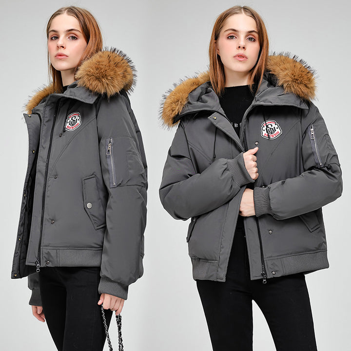 Damen Kurzparkajacke im Bomberstil mit abnehmbarer Fellkapuze und Logo‑Patch Echo Archiv