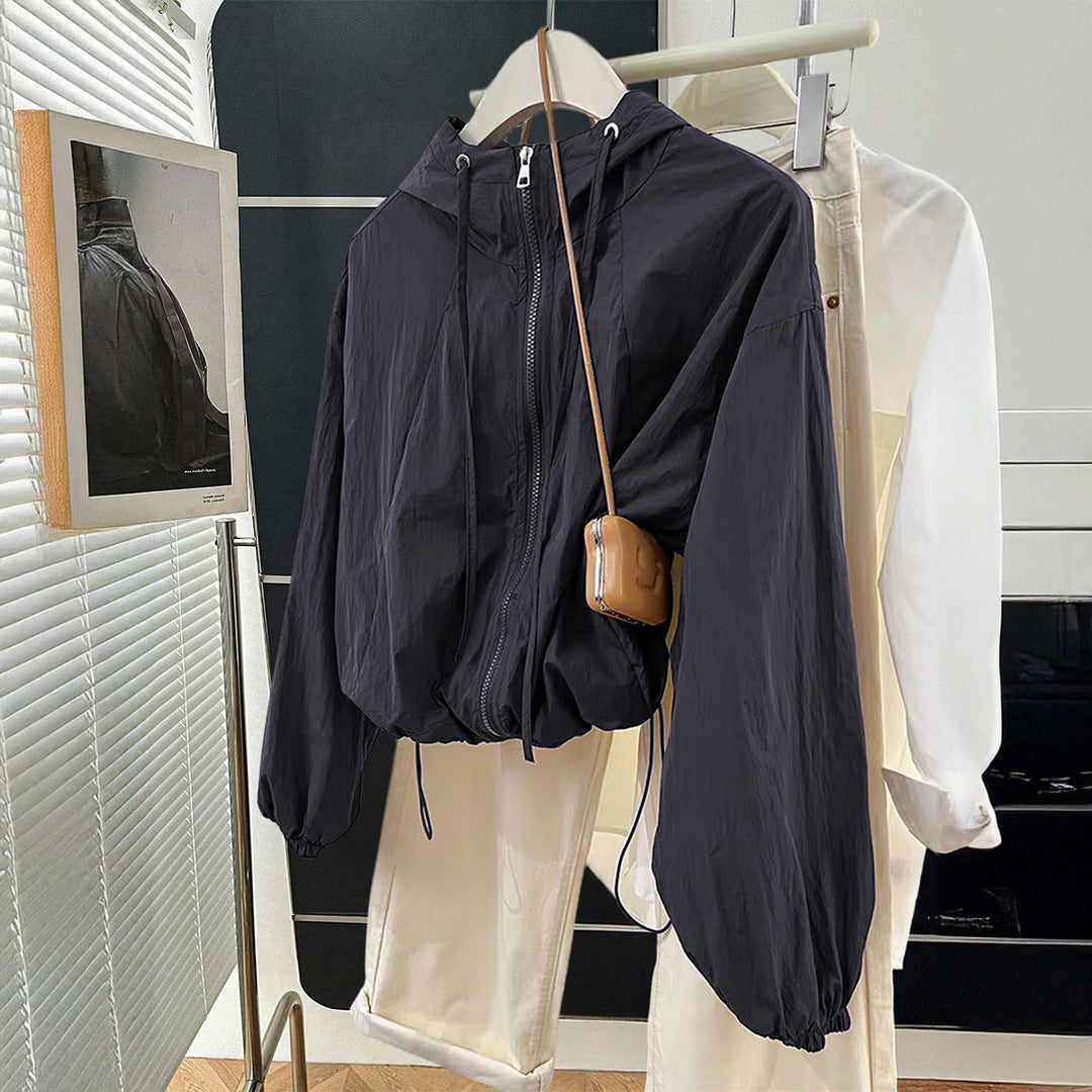 Damen leichtgewichtige Kapuzen-Übergangsjacke mit Tunnelzugbündchen und Ballonärmeln – Célinea