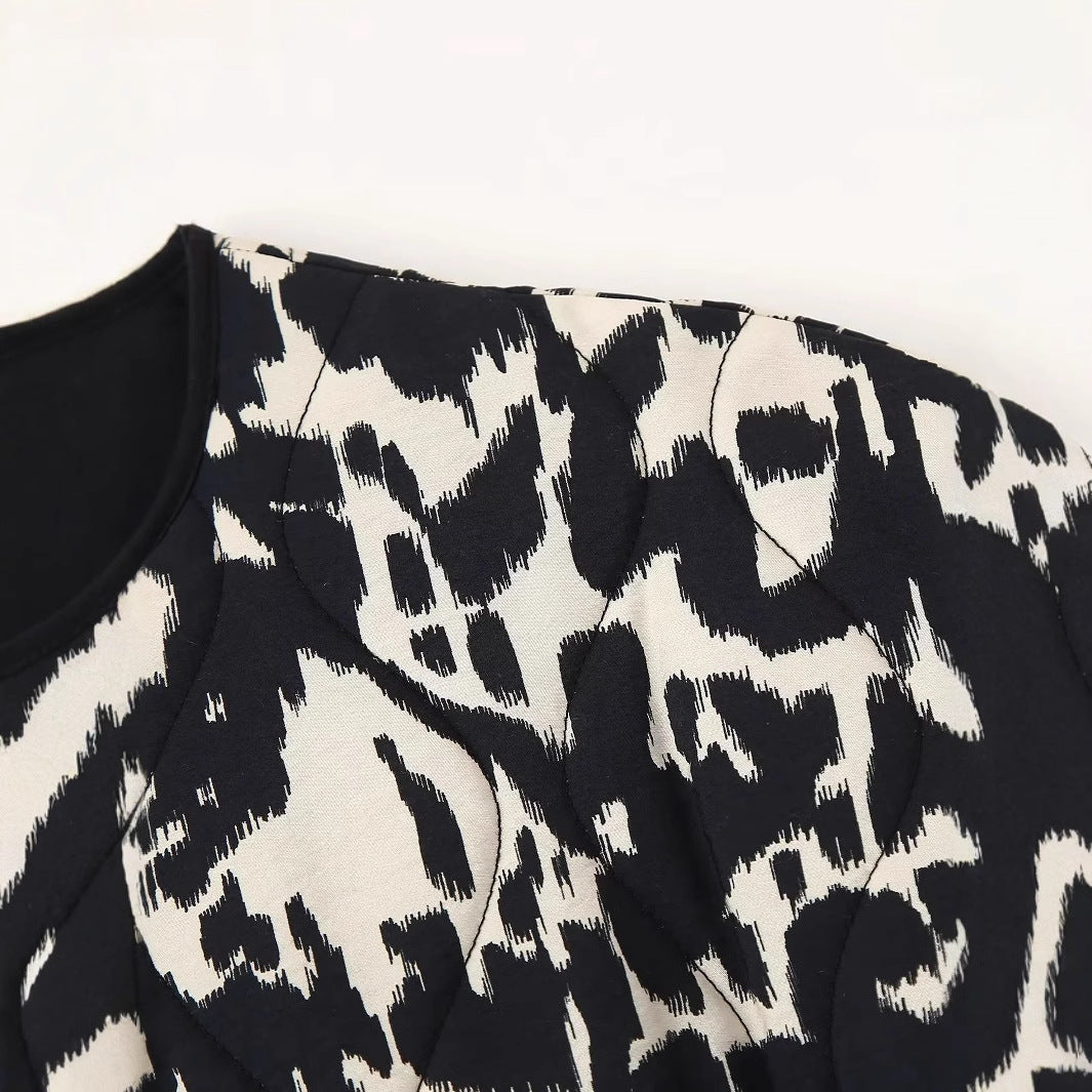 Damen gesteppte Kurzjacke mit modernem Animalprint, Rundhalsausschnitt und aufgesetzten Taschen – Célinea