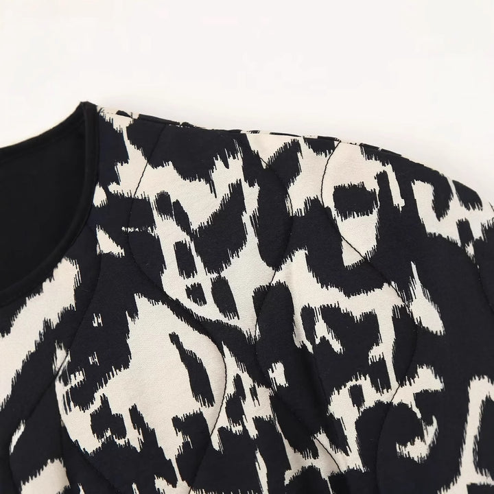 Damen gesteppte Kurzjacke mit modernem Animalprint, Rundhalsausschnitt und aufgesetzten Taschen – Célinea