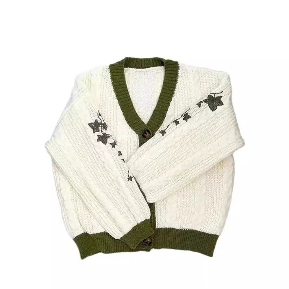 Damen nan gestrickter Oversize-Cardigan mit Zopfmuster, V-Ausschnitt, Knopfleiste und floraler Ärmelstickerei Echo Archiv
