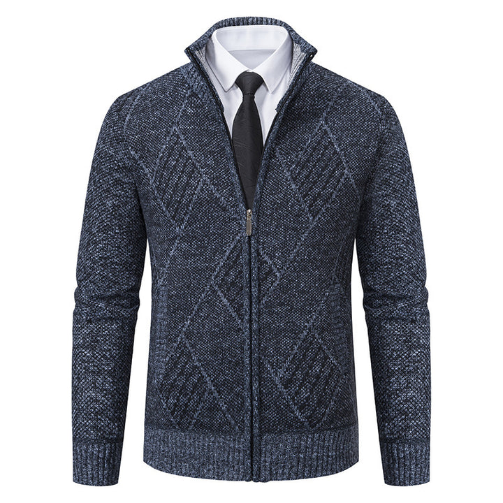 Herren modische Strickjacke mit hohem Kragen und stilvollem Zopfmuster Echoarchiv