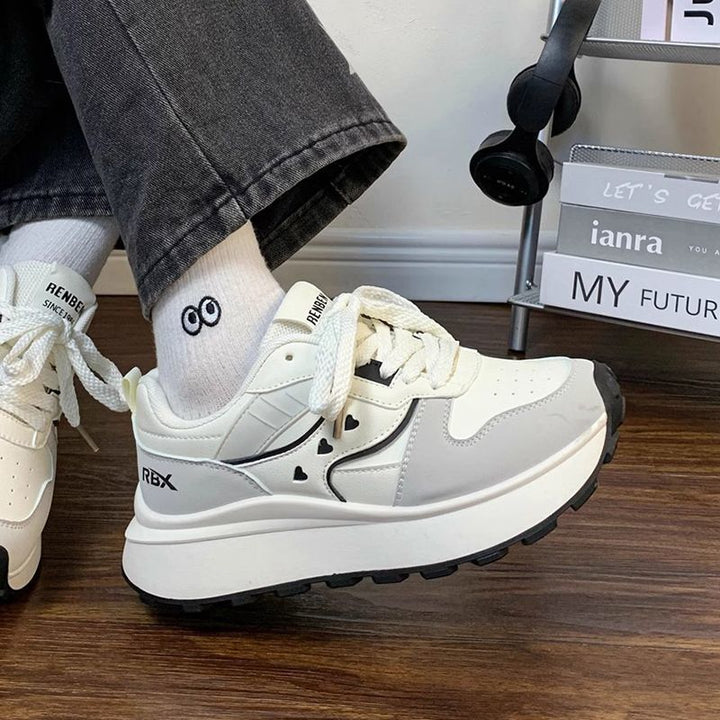 Damen Plateau‑Sneaker im Retro‑Trail‑Look mit Herz‑Ziernähten und grober Profilsohle – Névara