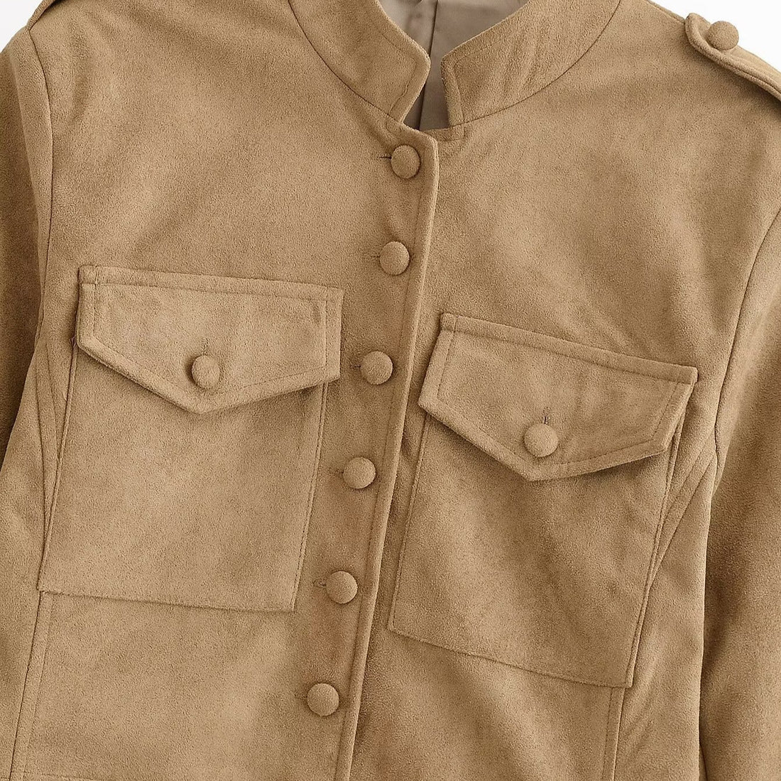 Damen Taillierte Military-inspirierte Jacke aus Veloursimitat mit Stehkragen und aufgesetzten Brusttaschen Echoarchiv