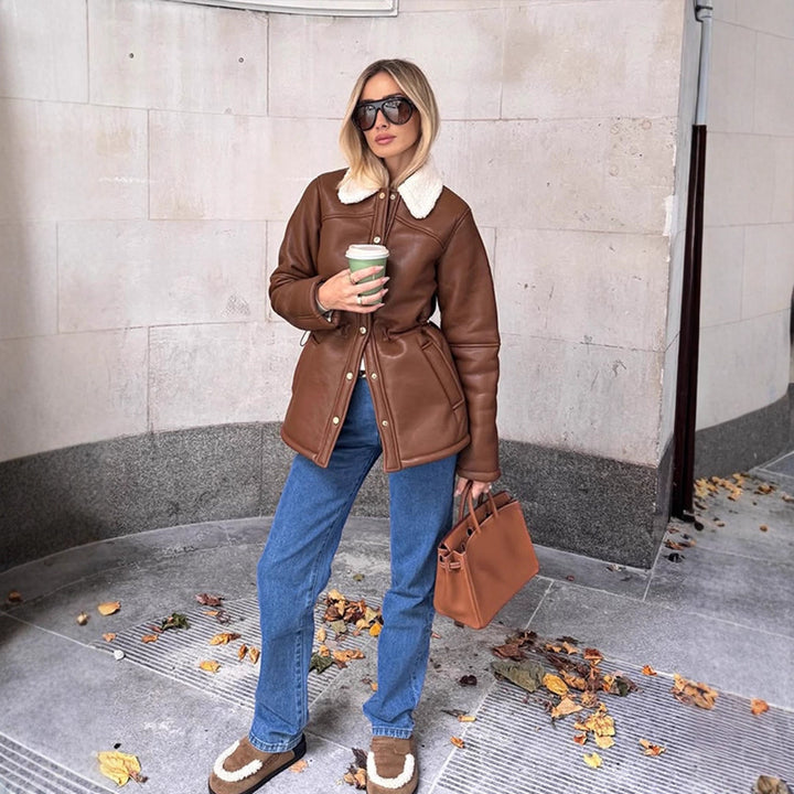 Damen Taillierte Lederimitatjacke mit Kordelzug, Teddykragen und Druckknopfleiste Echoarchiv