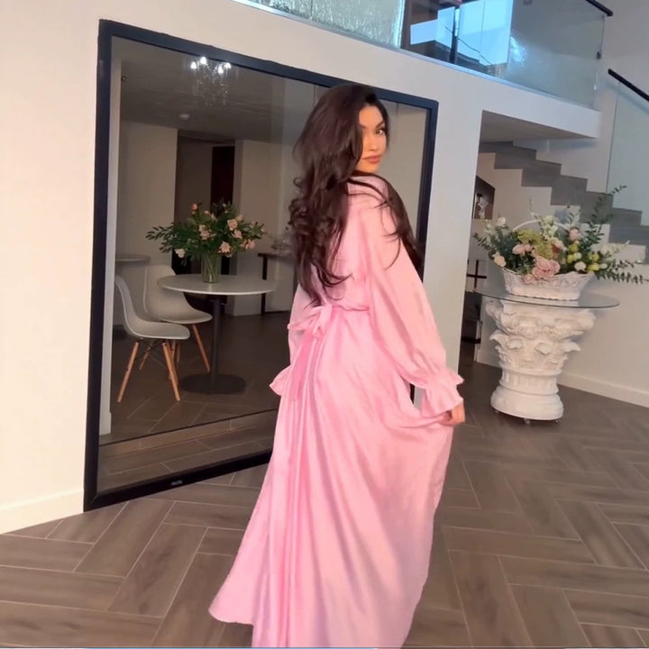 Damen Maxikleid aus Satin mit taillierter Raffung, Stehkragen und vorderem Schlitz Echoarchiv