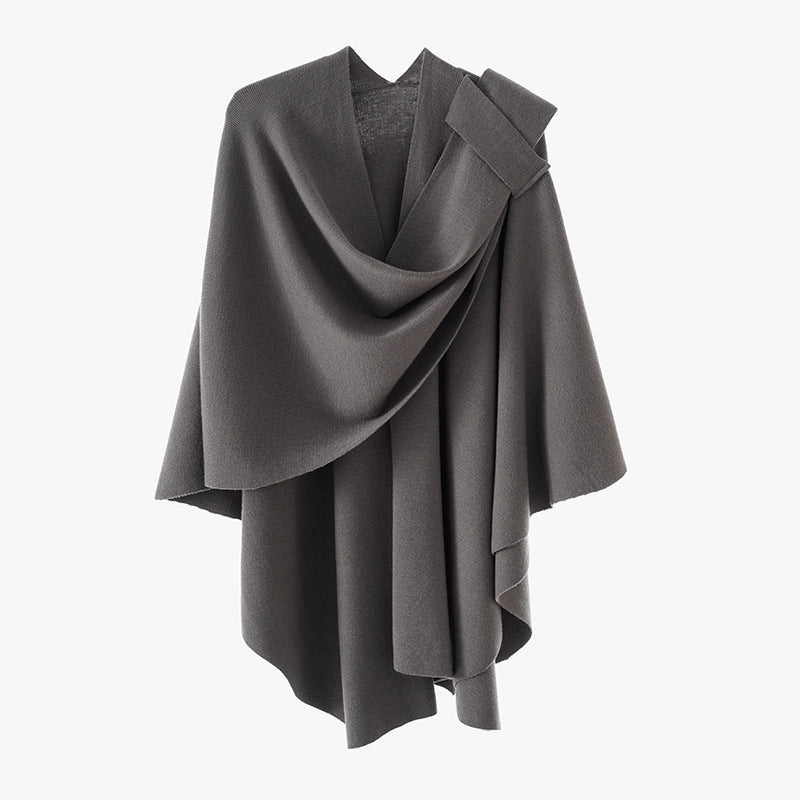 Damen Kapuzenponcho aus Feinstrick mit asymmetrischem Saum – Avérine
