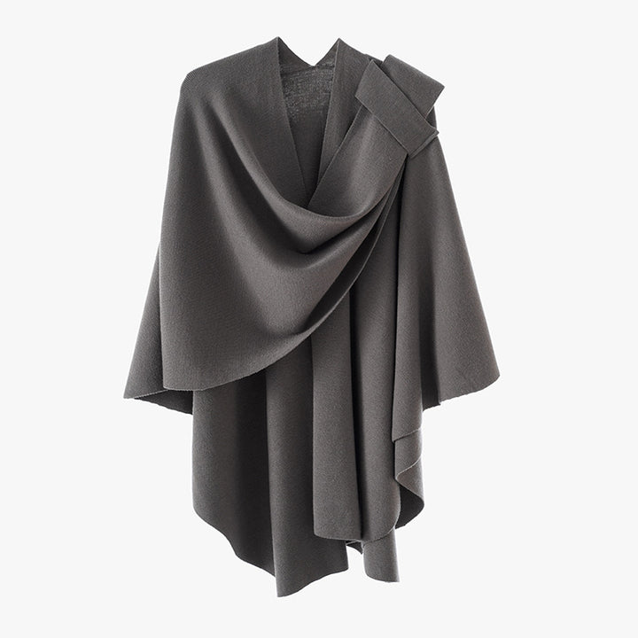 Damen Kapuzenponcho aus Feinstrick mit asymmetrischem Saum – Avérine
