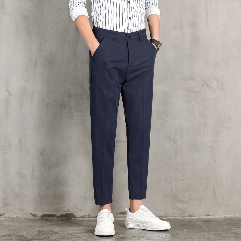 Herren moderneChinohose mit slim fit Schnitt und praktischen Seitentaschen Echoarchiv