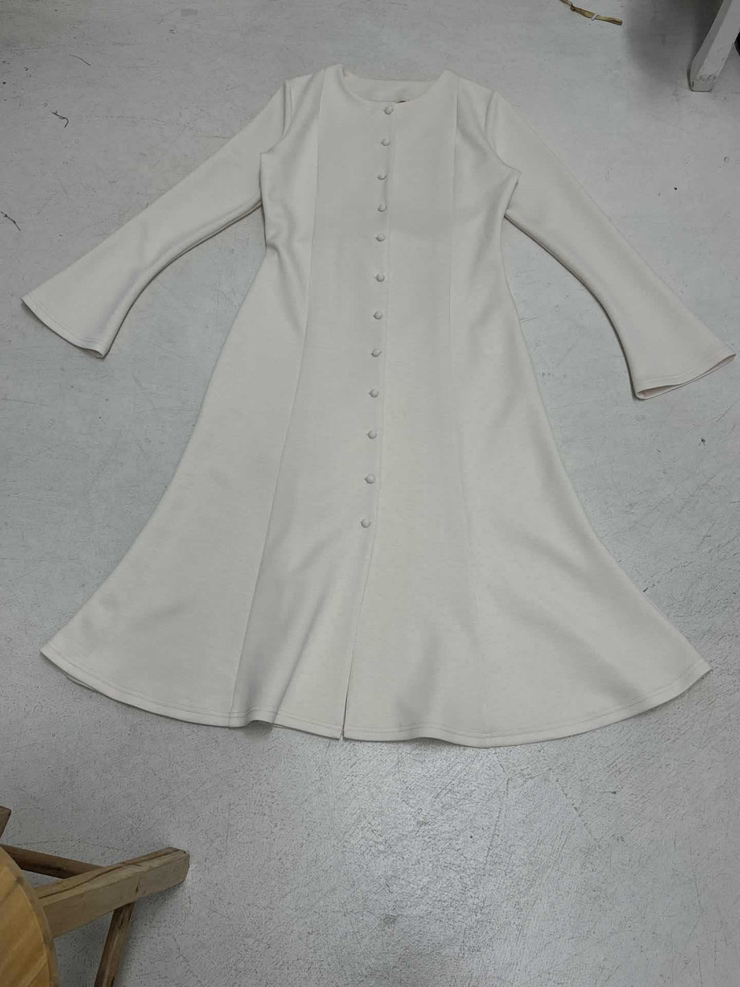 Damen Langärmeliges Midikleid im A Linien Schnitt mit durchgehender Knopfleiste Echo Archiv