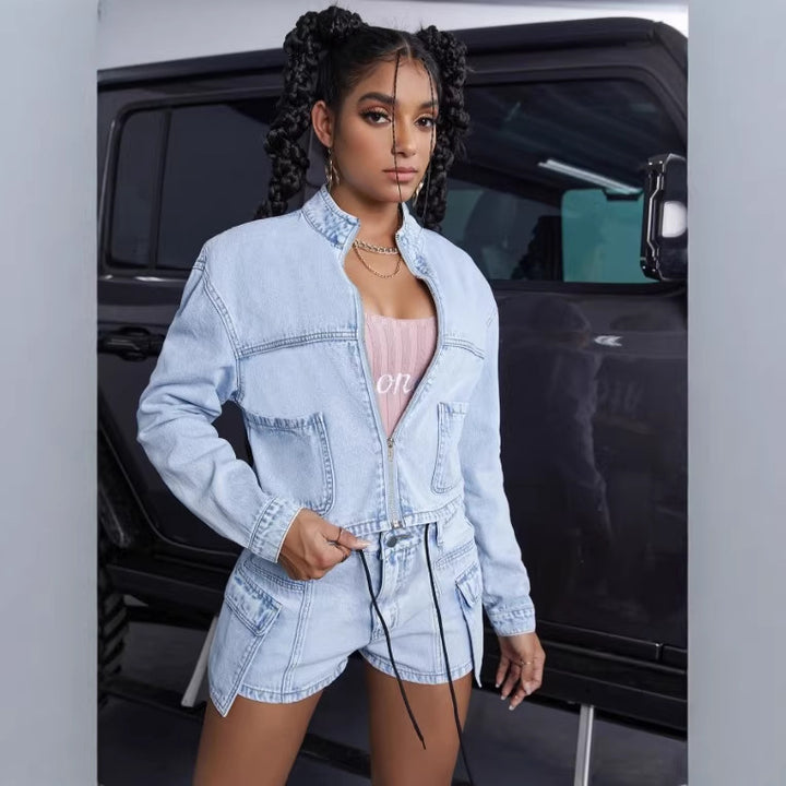 Damen kurzes Denim-Set mit Cropped-Jacke und Cargo-Shorts Echo Archiv