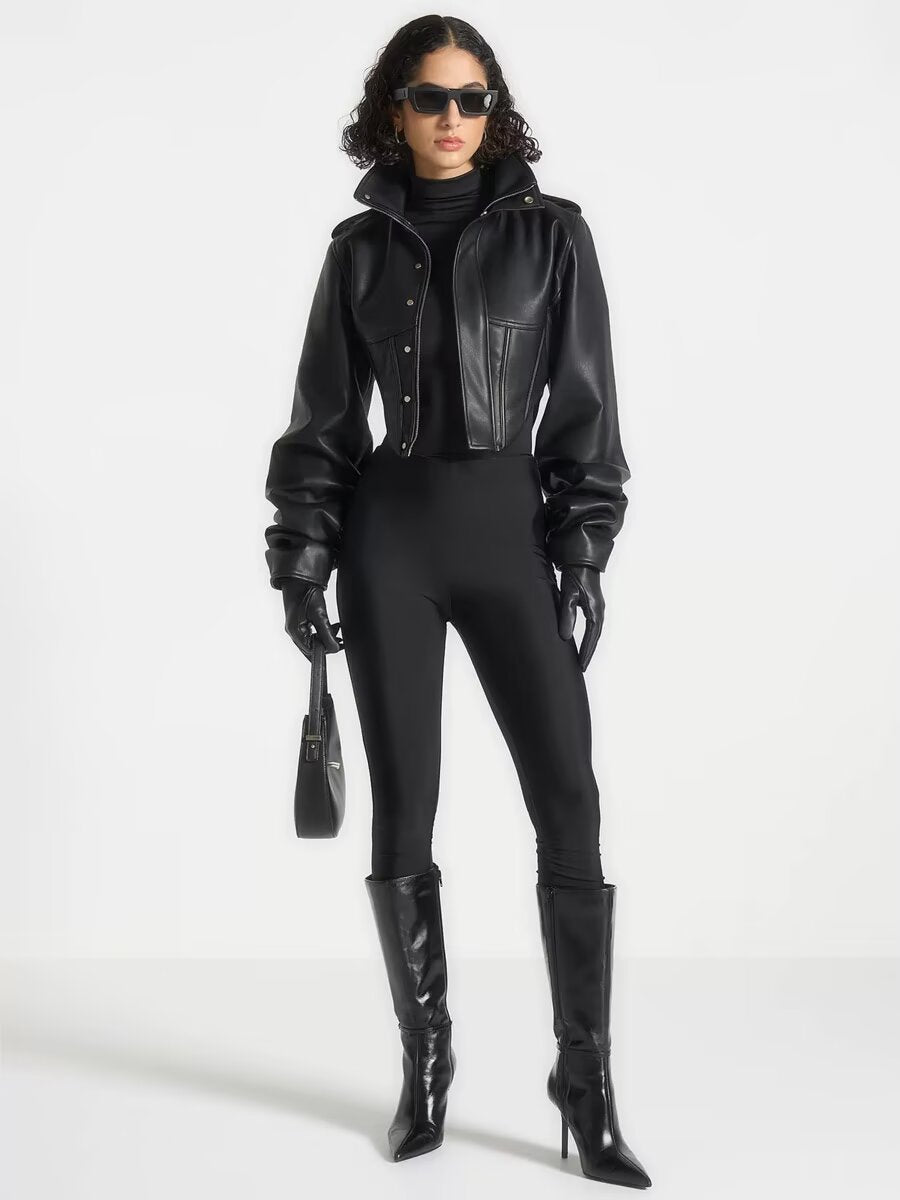 Damen Kurze taillierte Lederoptik‑Jacke mit Stehkragen und femininer Brustabsteppung Echoarchiv