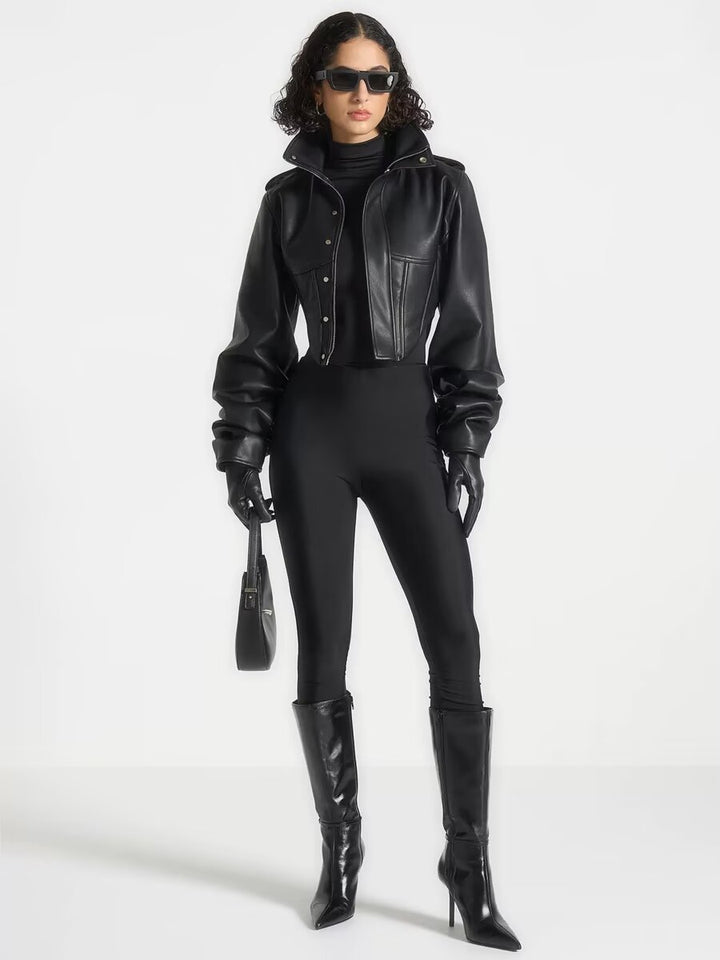 Damen Kurze taillierte Lederoptik‑Jacke mit Stehkragen und femininer Brustabsteppung Echoarchiv