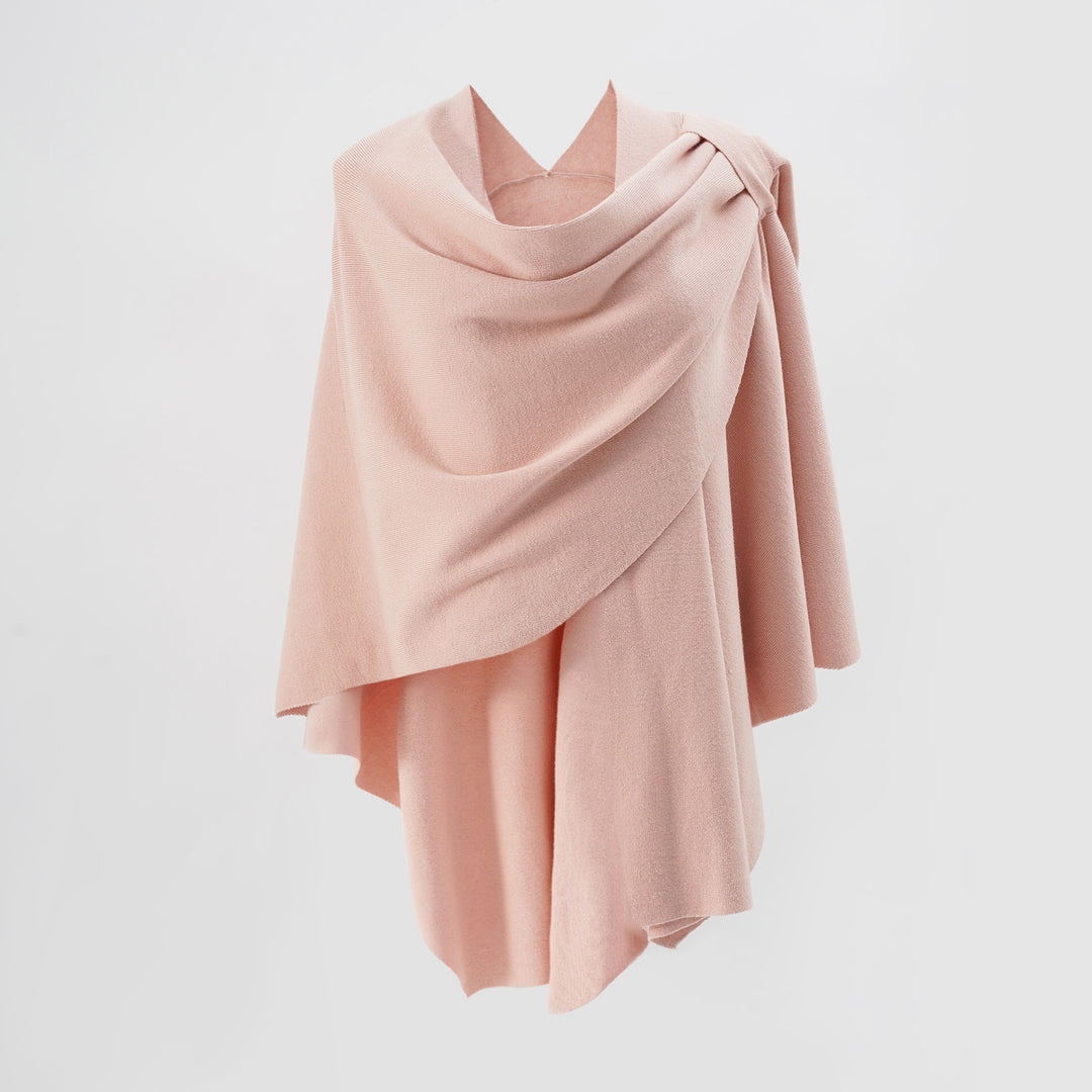 Damen Kapuzenponcho aus Feinstrick mit asymmetrischem Saum – Avérine