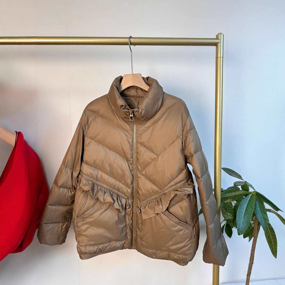 Damen Steppparka mit Stehkragen, tailliertem Rüschendetail und wärmender Thermofüllung Echoarchiv
