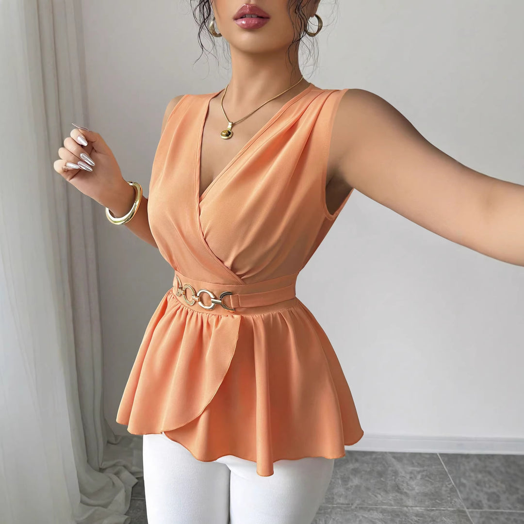 Damen Tailliertes Wickel-Top mit Volant‑Peplum und dekorativem Metallgürtel – Orélia
