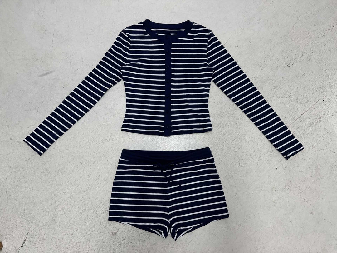 Damen nan gestreiftes Ripp-Lounge-Set mit knöpfbarem Langarm-Top und taillenhohen Shorts Echo Archiv