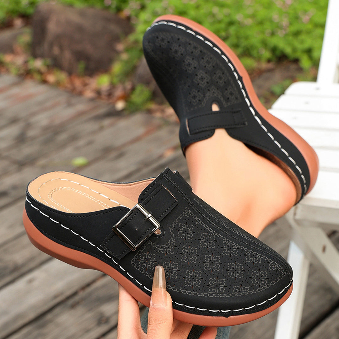 Damen Komfort-Mule mit verstellbarem Schnallenriemen und ornamentaler Lochprägung – Lioré