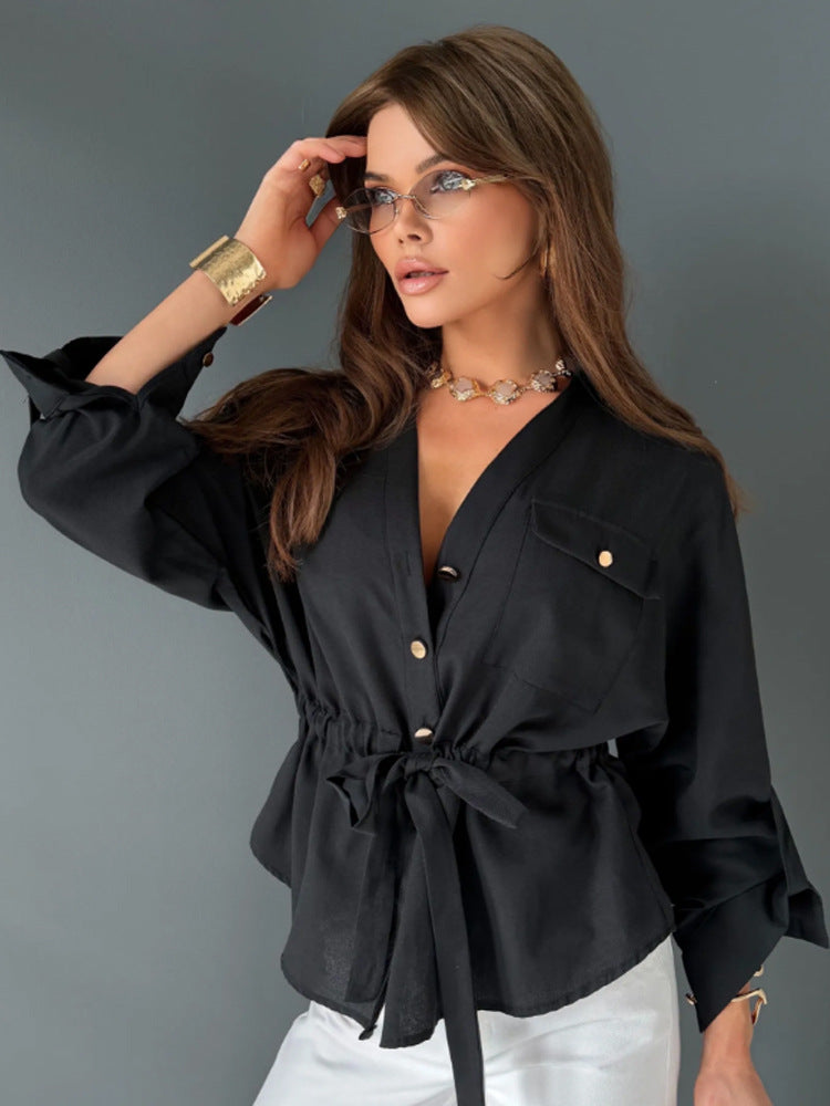 Damen Taillierte Hemdbluse mit Tunnelzug, V-Ausschnitt und goldenen Druckknöpfen Echoarchiv