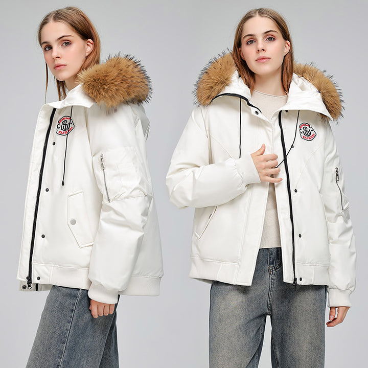 Damen Kurzparkajacke im Bomberstil mit abnehmbarer Fellkapuze und Logo‑Patch Echo Archiv