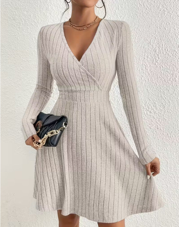 Damen Strickkleid mit Wickel-V-Ausschnitt, taillierter Bund und ausgestelltem A-Linien-Rock Echo Archiv
