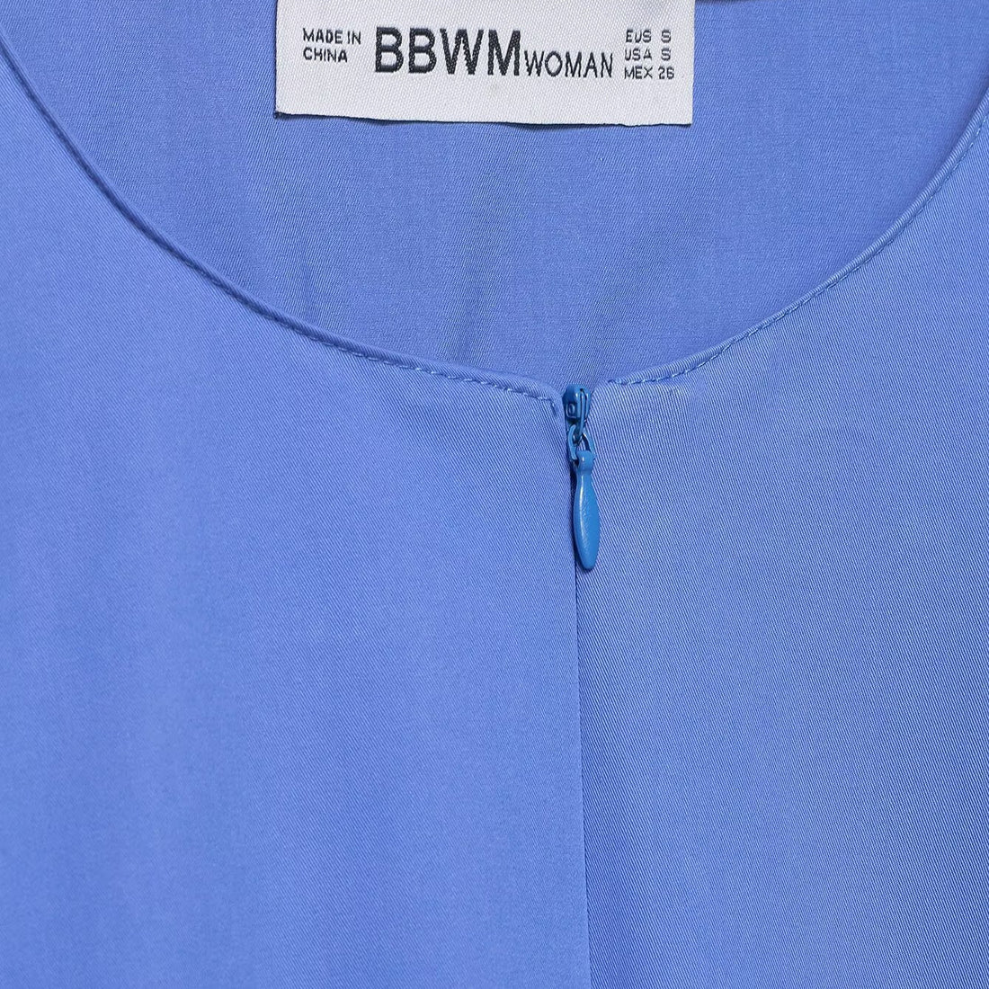 Damen weites Blusenshirt mit Ballonärmeln, Rundhalsausschnitt und kurzem Frontreißverschluss Echoarchiv