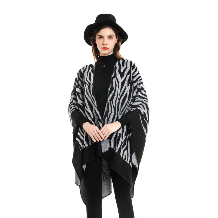 Damen Zebra‑Jacquard Poncho‑Cape im Oversize‑Kimono‑Fall aus weichem Feinstrick Echo Archiv