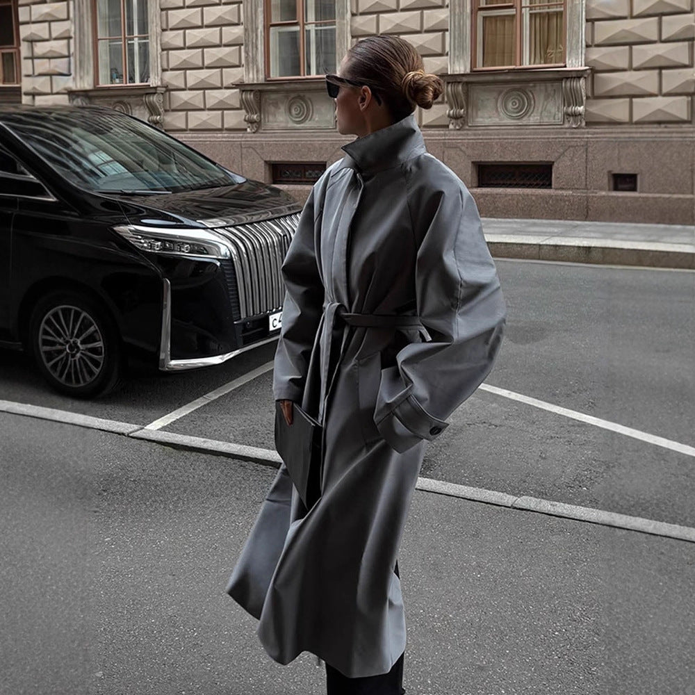 Damen Oversize-Trenchcoat mit hohem Stehkragen, Bindegürtel und verdeckter Knopfleiste Echoarchiv