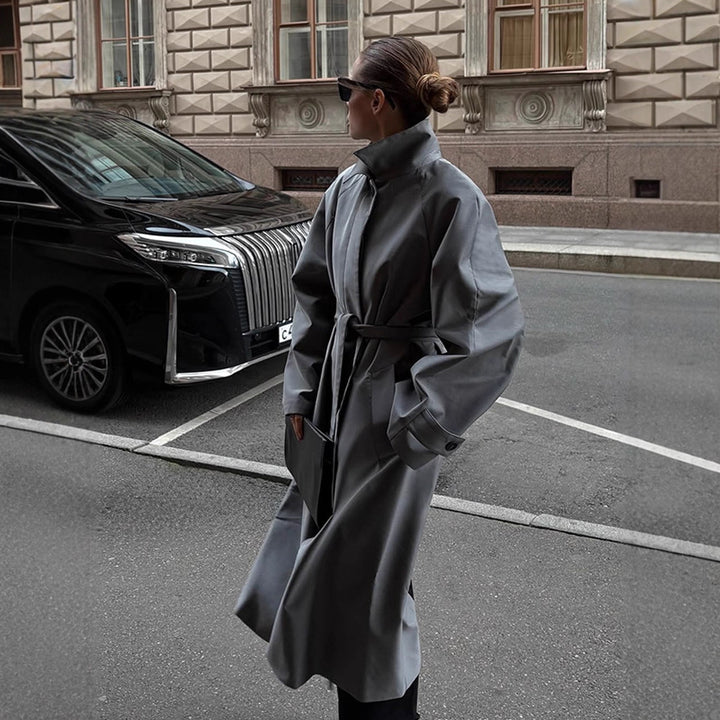 Damen Oversize-Trenchcoat mit hohem Stehkragen, Bindegürtel und verdeckter Knopfleiste Echoarchiv