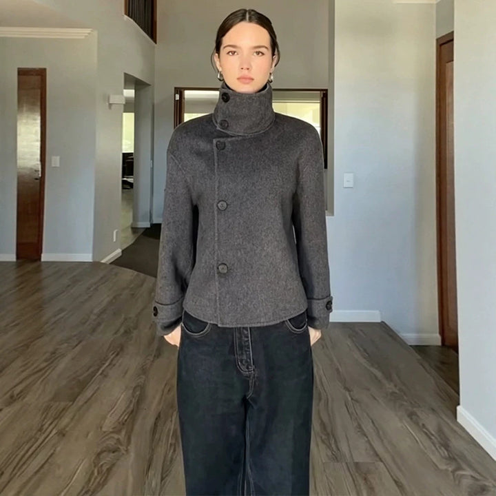 Damen Kurzer Wollmix-Mantel mit asymmetrischer Knopfleiste und hohem Stehkragen Echoarchiv