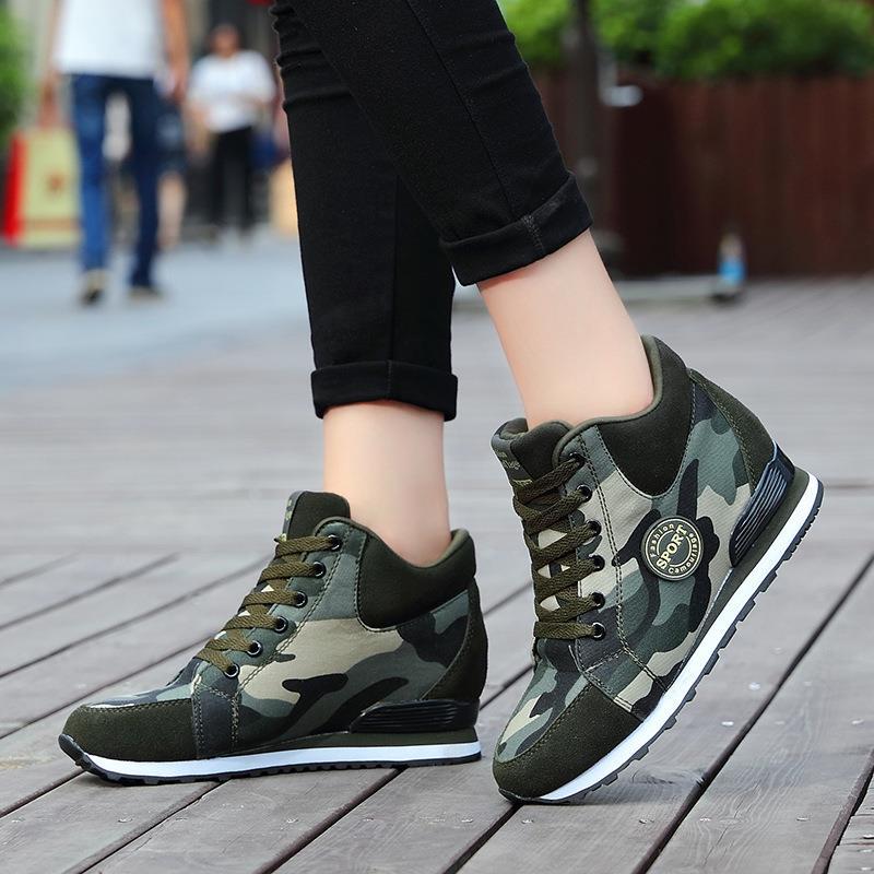 Damen nan mittelhoher Keil-Laufsneaker im Materialmix mit verdecktem Innenkeil, gepolstertem Knöchelkragen und griffiger Profilsohle Echo Archiv