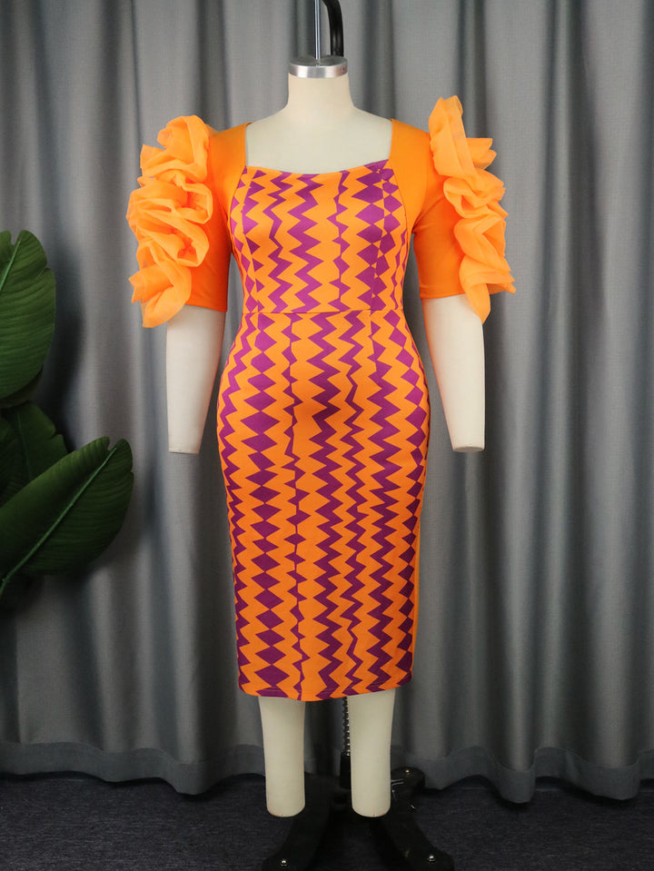 Damen figurbetontes Kleid mit auffälligen Rüschenärmeln und geometrischem Muster Echo Archiv