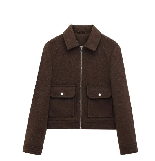Damen 40+ kurze Woll‑Blousonjacke mit goldfarbenem Reißverschluss und aufgesetzten Pattentaschen Echo Archiv