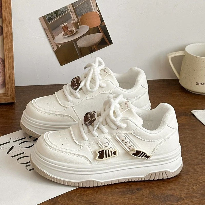 Damen Plateausneaker mit dekorativen Fisch‑Charms und gepolstertem Komfortfußbett – Névara