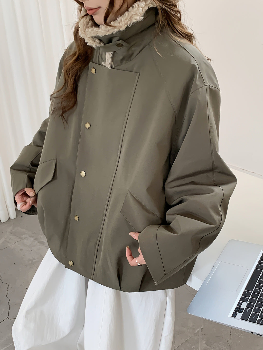 Damen Oversize-Utilityjacke mit hohem Teddykragen und Druckknopfleiste Echoarchiv