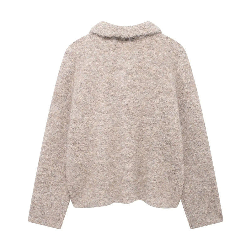 Damen kurze Bouclé-Teddyjacke mit dekorativen Blumenknöpfen, Hemdkragen und kastigem Schnitt – Célinea