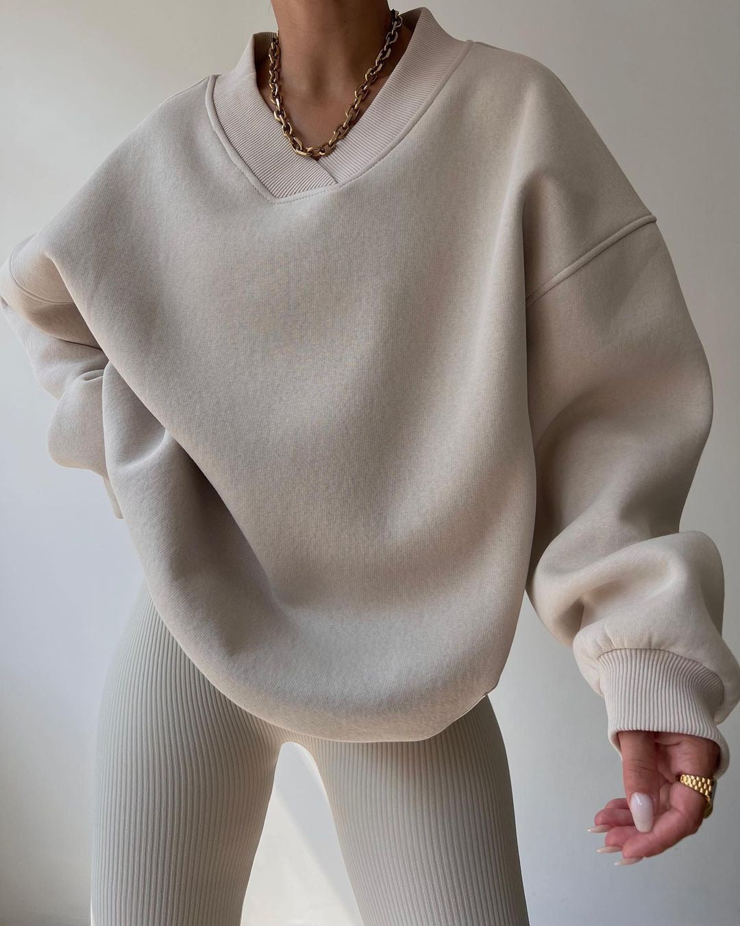 Damen Oversized Sweatshirt mit V-Ausschnitt und geripptem Kragen Echoarchiv