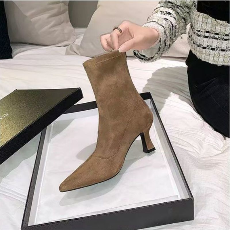 Damen spitz zulaufende Ankle-Boots aus Veloursleder mit sculpted Heel und schmalem Schaft – Varelle