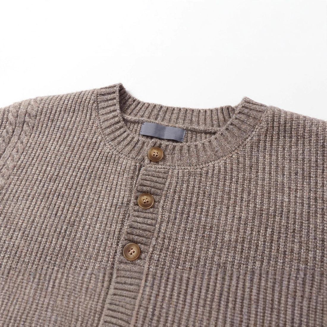 Unisex Strickpullover mit Henley-Knopfleiste und Zopfmuster Echoarchiv