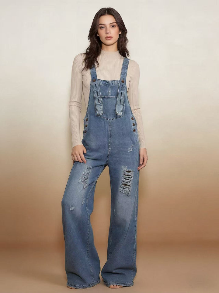 Damen nan moderne Baggy-Latzhose aus pigmentgefärbtem Stretch-Denim mit verstellbaren Trägern und sichtbaren Rissen Echo Archiv
