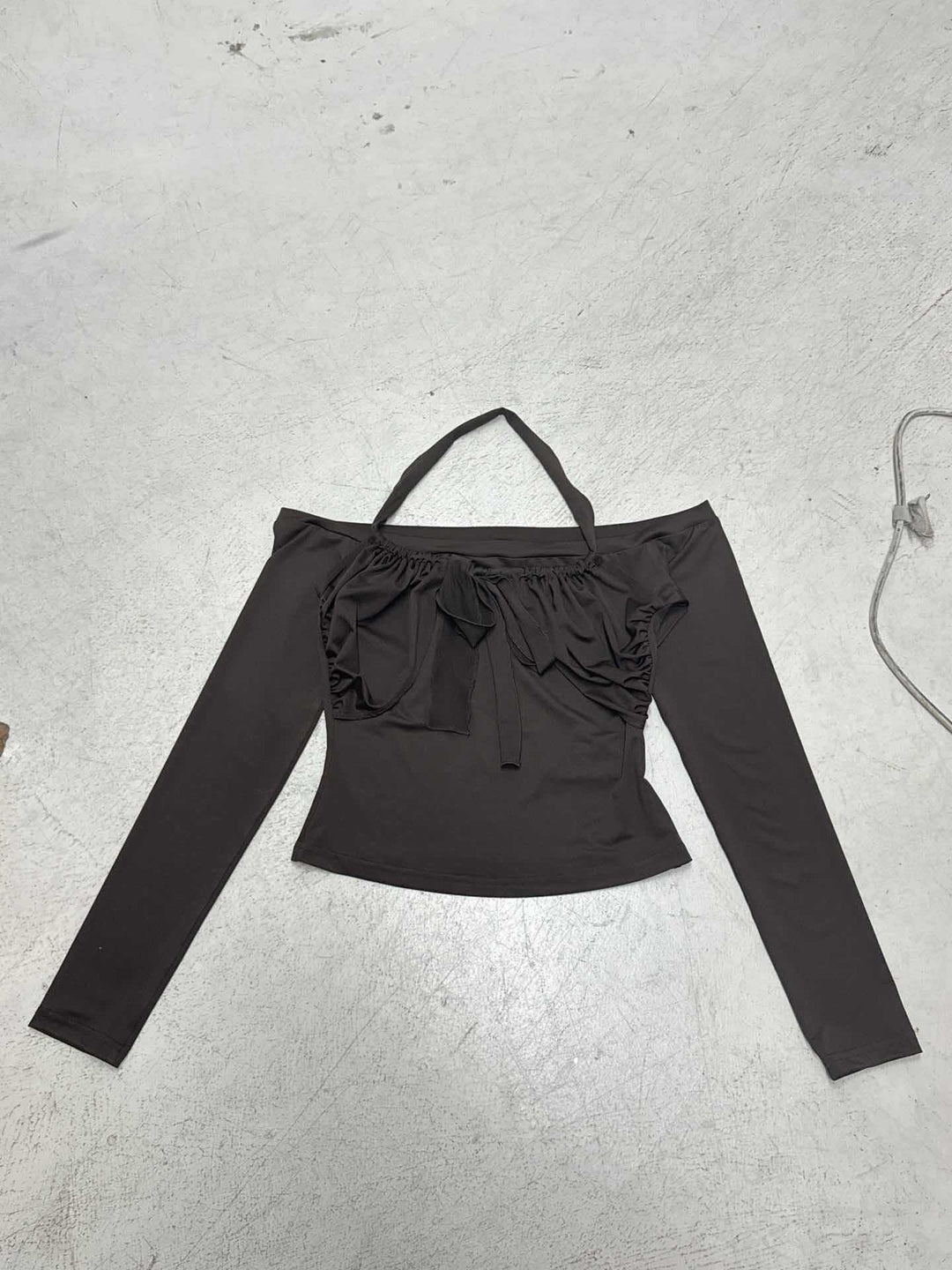 Damen Kurzgeschnittenes Schulterfreies Longsleeve mit Neckholder, Brustraffung und BindEcho Archivand – Avérine