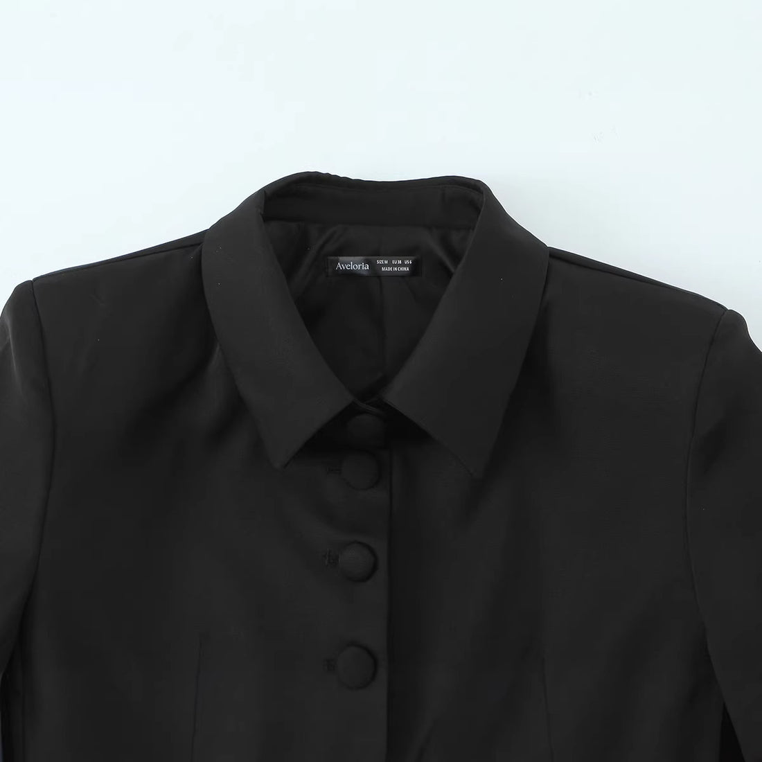 Damen Taillierter Blazer mit bezogenen Knöpfen und Pattentaschen Echo Archiv
