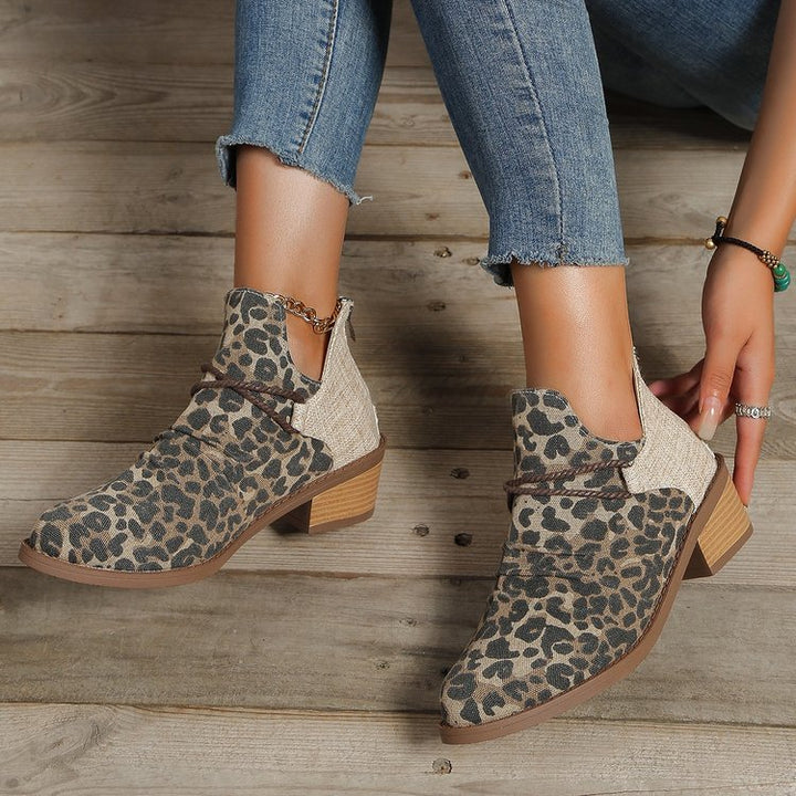 Damen Kurzstiefelette mit Leoparden-Print, Canvas-Obermaterial, dekorativem Flechtriemen und niedrigem Blockabsatz Echo Archiv