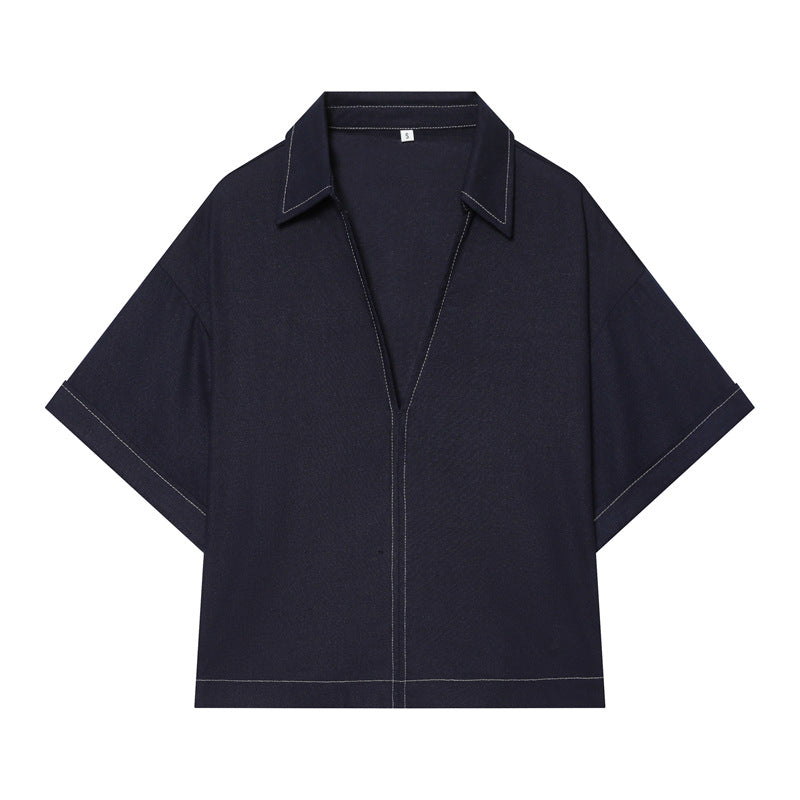 Damen Boxy‑Hemdbluse mit offenem V‑Ausschnitt, kurzem Oversize‑Arm und Kontrastnaht Echo Archiv