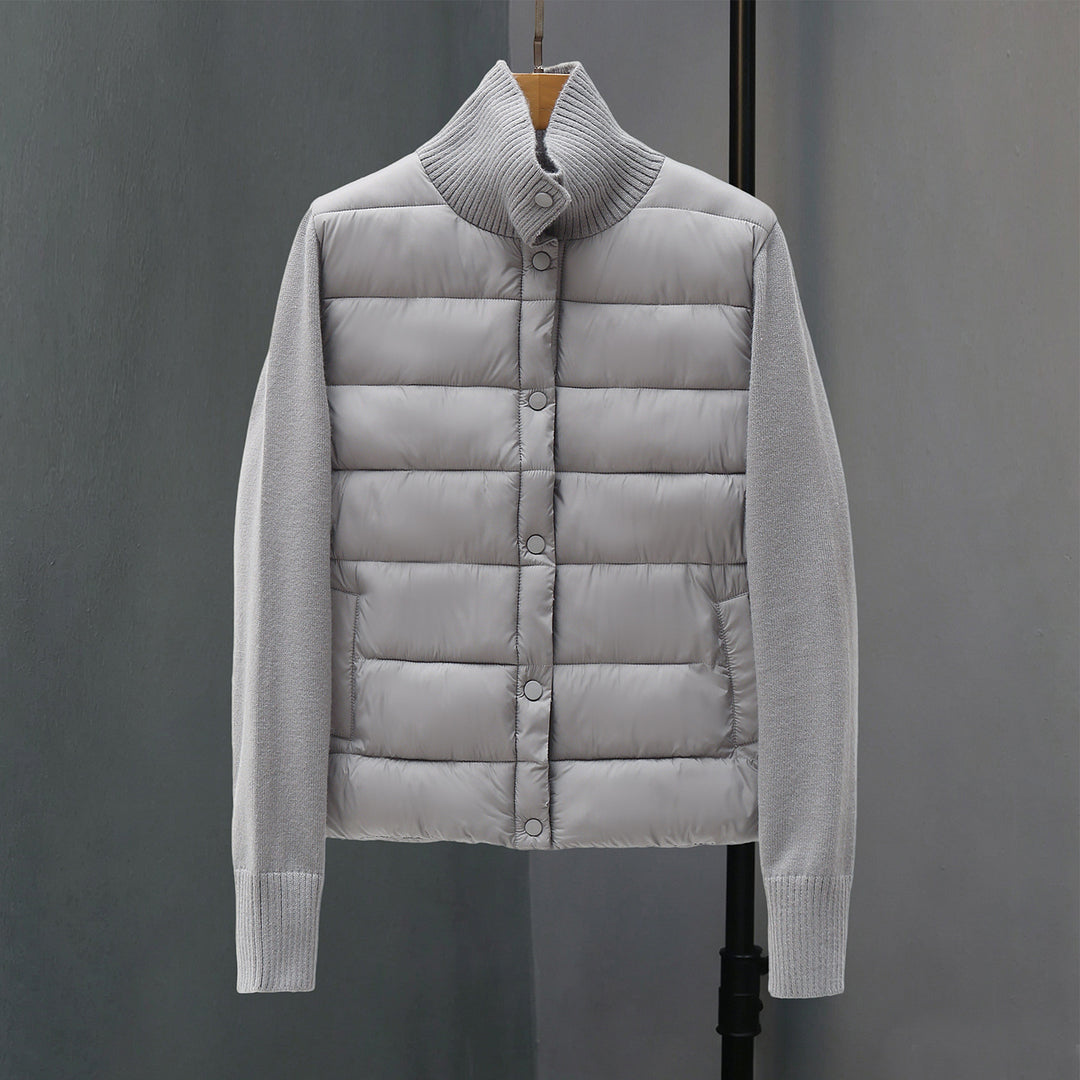 Damen gesteppte Hybridjacke mit wattierter Frontpartie, Feinstrickärmeln und hohem Rippenkragen – Célinea