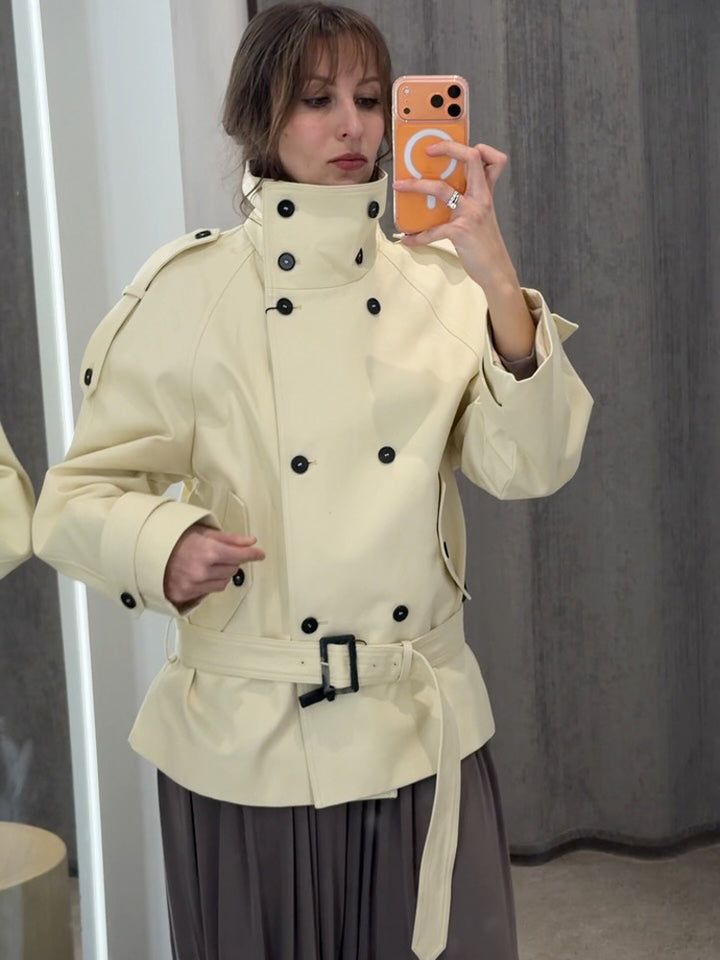 Damen Kurze doppeltknöpfte Trenchjacke mit hohem Stehkragen und Taillengürtel Echoarchiv