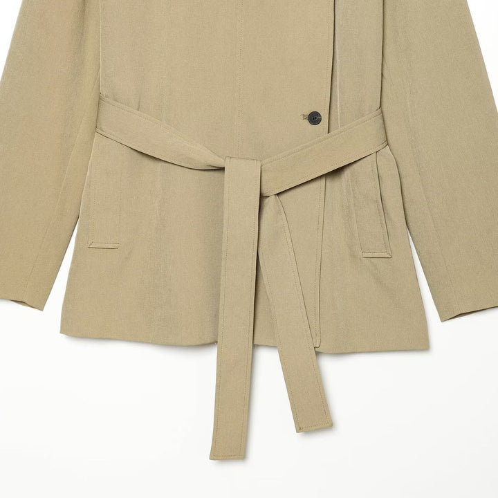 Damen Kurztrench im leichten Gabardine‑Stil mit asymmetrischem Knopfverschluss und Bindegürtel Echoarchiv